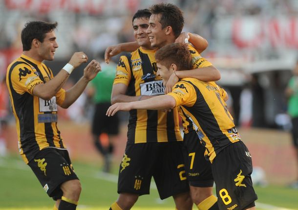 Olimpo se aprovechó de un River en caída libre y consiguió un triunfo histórico