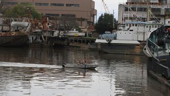 encontraron el cuerpo de un hombre en el riachuelo: estaba esposado encontraron el cuerpo de un hombre en el riachuelo: estaba esposado