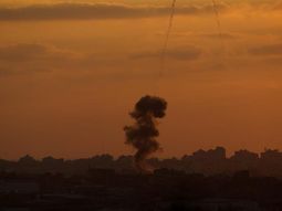 &nbsp;Vista de una columna de humo después de que&nbsp;misiles&nbsp;israelíes llegaran al norte de la Franja de Gaza.