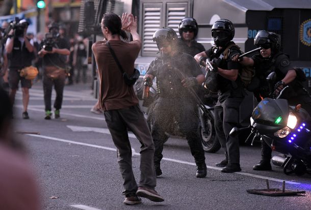 Investigan a la policía motorizada por la represión durante el debate de la Ley Ómnibus