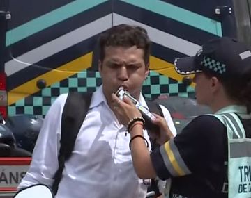 Insólito: dio 1.96 en el test de alcoholemia y se escapó con la moto