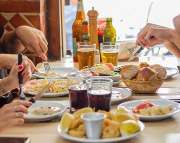 El bodegón que hace carne al horno con papas españolas abundantes y está en Buenos Aires