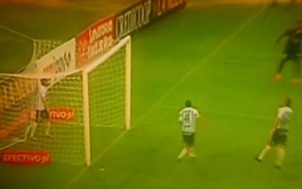 Mirá el increíble blooper que casi termina en gol en contra de Atlético Tucumán