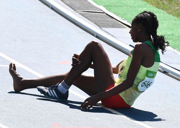 Conmovedor: una atleta corrió más de 1000 metros sin una zapatilla