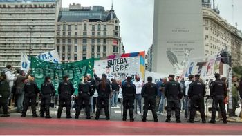 caos en el obelisco porteno por un piquete de docentes bonaerenses caos en el obelisco porteno por un piquete de docentes bonaerenses