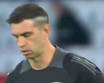 Dibu Martínez salió con un look bien argentino y recibió insultos en París