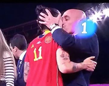 El presidente de la Federación española le dio un beso a una jugadora tras obtener el Mundial