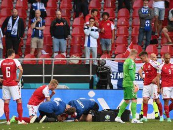 Drama en la Euro 2020: se desmayó Eriksen y debieron reanimarlo