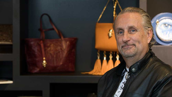 Desde una prisión de Jalisco fundó su negocio y hoy es un millonario empresario del mundo de la moda. Desde una prisión de Jalisco fundó su negocio y hoy es un millonario empresario del mundo de la moda.