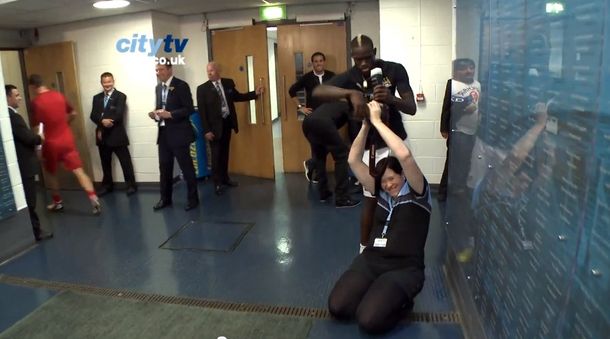 El arrebato de Balotelli a una fotógrafa del City