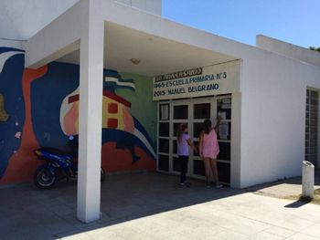 Una columna se cayó en una escuela