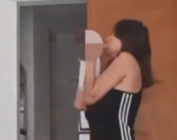 Horror en la Facultad de Arquitectura de La Plata: salió a la luz un video de la mujer con su hija