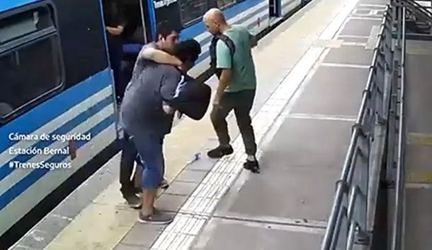 Ladrón cae a vías tras intento de robo y lo atrapan los pasajeros