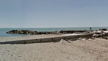 se arrojo al mar para buscar una botella con un mensaje y murio ahogado se arrojo al mar para buscar una botella con un mensaje y murio ahogado