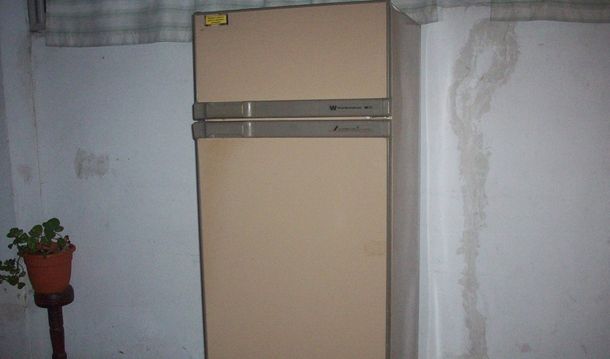 Atraparon a un delincuente que se escondió en una heladera