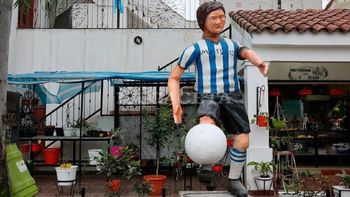furor en las redes por la llamativa estatua de messi en tucuman furor en las redes por la llamativa estatua de messi en tucuman