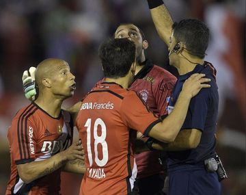 La infantil expulsión de Sánchez en 2015 que podría dejar a Independiente con un pie en cuartos