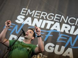 Federico Kreimerman encendió una bomba de humo dentro del edificio de OSE. Federico Kreimerman encendió una bomba de humo dentro del edificio de OSE.