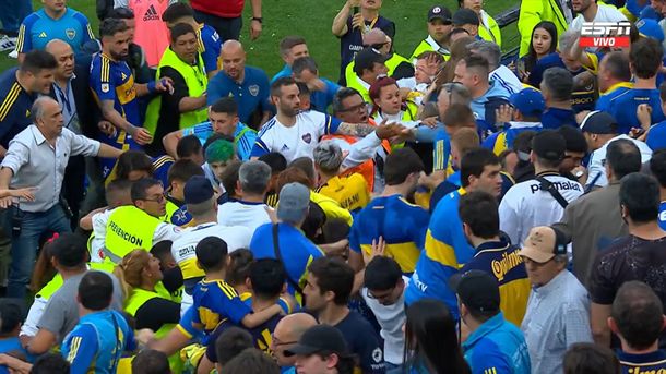 Escándalo en la Bombonera: Chiquito Romero se agarró con los hinchas tras ser golpeado por una bandera