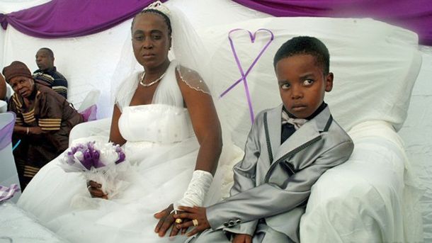 Un chico de 8 años se casa con una mujer de 61
