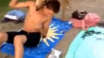 extrano encuentro entre un adolescente y un ciervo extrano encuentro entre un adolescente y un ciervo