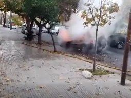 Así se incendió una camioneta en Villa Ortúzar