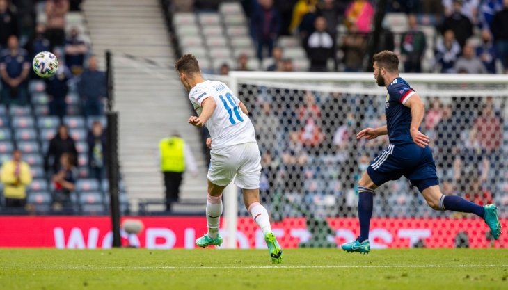 El golazo de media cancha de República Checa a Escocia