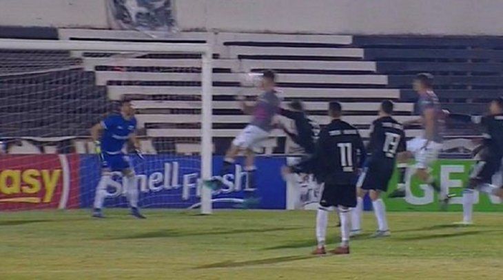 Primera Nacional: escándalo por un gol mal anulado, por el que Caruso Lombardi teme que maten a un árbitro