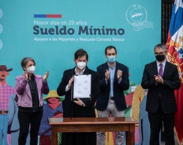 Chile: Gabriel Boric promulgó la mayor suba del salario mínimo en tres décadas