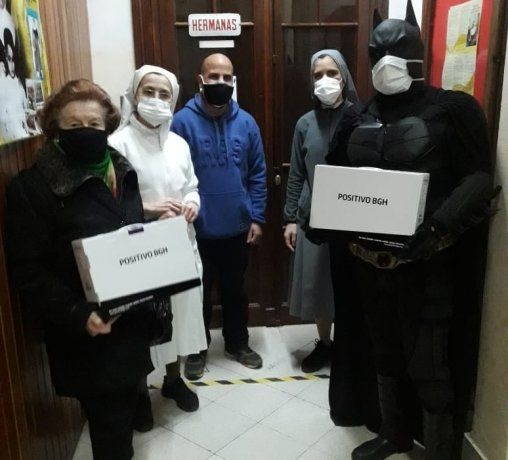Disfrazado como "Batman Solidario", el vecino de La Plata lleva a cabo varias campañas benéficas. 
