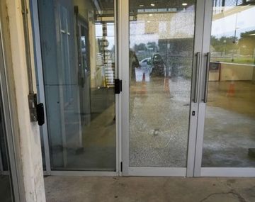 Balearon la sede de la Policía Comunitaria en Rosario: dejaron un mensaje mafioso