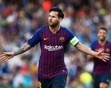 El festejo del 10, con la cinta de capitán en su brazo