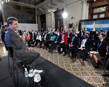 Sergio Massa escuchó a más de 90 jóvenes estudiantes y profesionales de todo el país