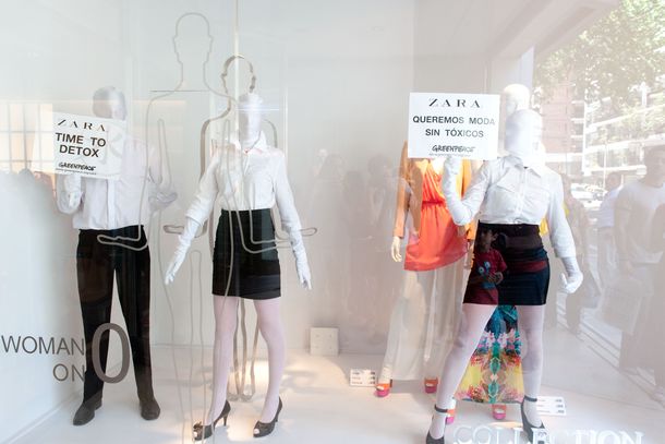 Greenpeace se puso de moda en la vidriera de Zara