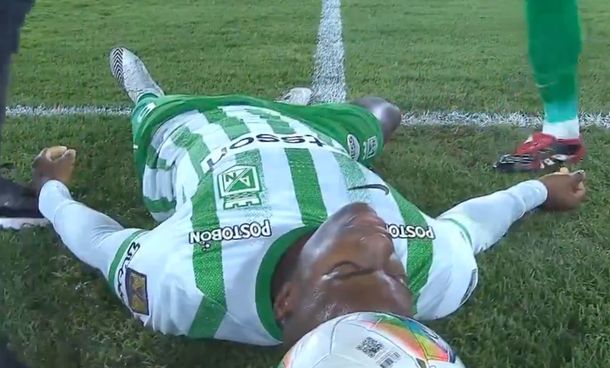 Contenido sensible: el futbolista Andrés Román se desplomó en pleno partido de Atlético Nacional
