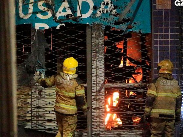 Impresionante incendio en Porto Alegre: hay al menos 10 muertos y varios desaparecidos