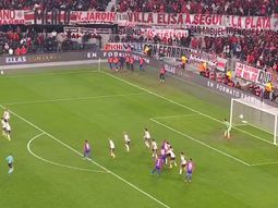 Los hinchas de River estallaron tras el segundo gol de San Lorenzo Los hinchas de River estallaron tras el segundo gol de San Lorenzo
