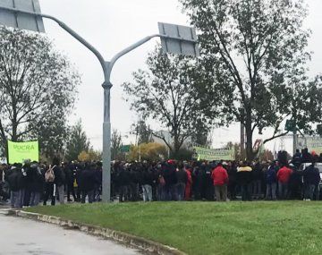 Protesta de trabajadores de Atucha 1 y 2 por despidos masivos