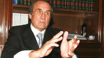 el gobierno es como el toro que baja la cabeza y embiste el gobierno es como el toro que baja la cabeza y embiste