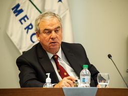 Luis Alberto Heber arremetió contra los senadores frenteamplistas Charles Carrera y Mario Bergara por las denuncias sobre Katoen Natie. Luis Alberto Heber arremetió contra los senadores frenteamplistas Charles Carrera y Mario Bergara por las denuncias sobre Katoen Natie.