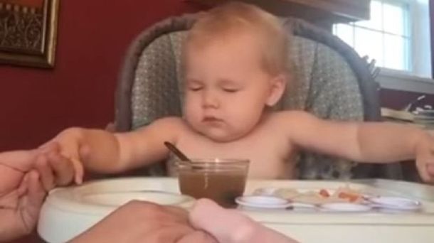 VIDEO: De la mano de sus papás, así reza un bebé