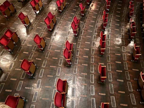 El teatro alemán Berliner Ensemble que fue reformado para que los asistentes tomen distancia