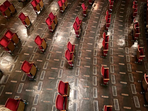 El teatro alem&aacute;n Berliner Ensemble que fue reformado para que los asistentes tomen distancia