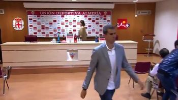 escandalo en espana por un dt que abandono una conferencia de prensa escandalo en espana por un dt que abandono una conferencia de prensa