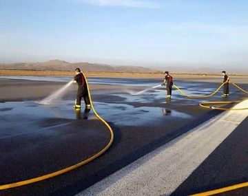 Terminó la limpieza de las cenizas y ya está operativo el aeropuerto de Bariloche