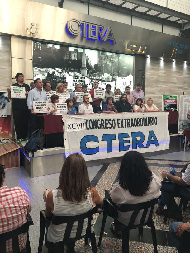Los docentes de todo el país amenazan con profundizar el conflicto