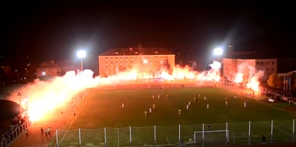 Prenden fuego un estadio para motivar a los jugadores
