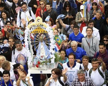 Miles de fieles participan de una nueva peregrinación a Luján: Madre