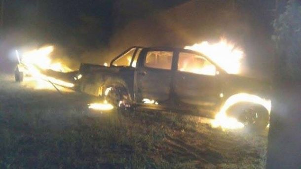 San Luis: hallaron a un hombre muerto dentro de una camioneta incendiada y detuvieron a su hijo