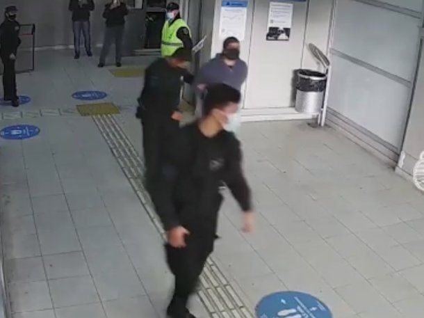 Insólito robo: se llevó una canilla de baño de una estación de tren y quedó detenido